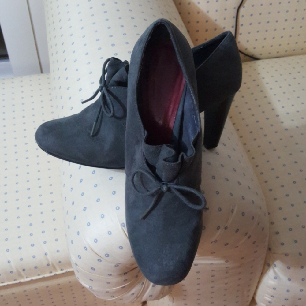 Shoes - Picture 3 of 3